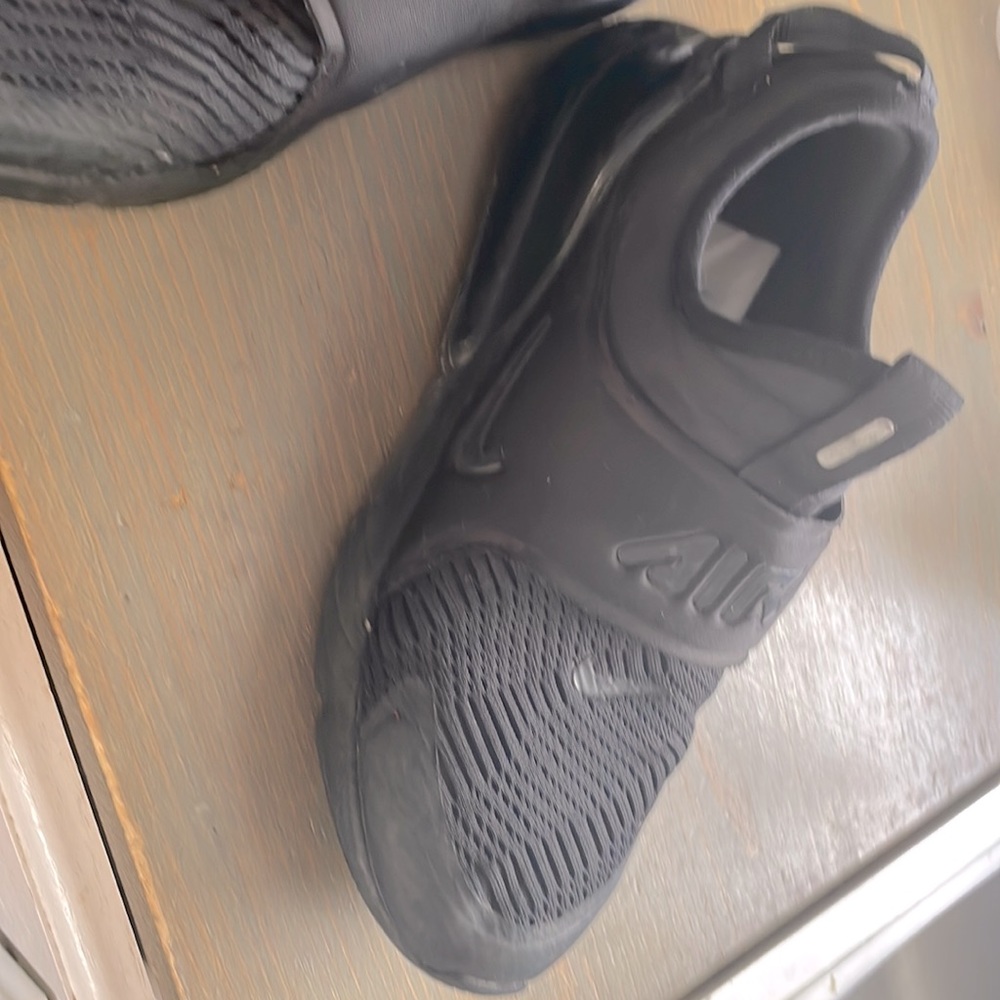Nike air shoes boys 4.5